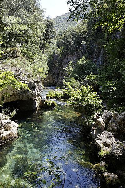 Austritt des Flusses Vis  Cirque de Navacelles  Blandas  Causses und Cevennen  mediterrane Feld- und Weide-Kulturlandschaft  UNESCO Weltkulturerbe  Gard  Frankreich  Europa