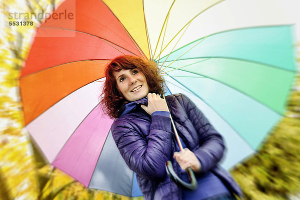 Junge Frau mit Regenschirm