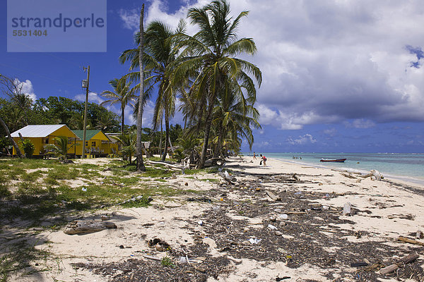 Verschmutzter Strand mit Touristenhütten  Little Corn Island  Karibisches Meer  Nicaragua  Zentralamerika
