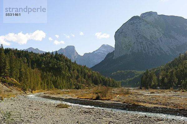 Von der Kreuzbrücke auf Bettlerkarspitz und Schaufelspitz  rechts Roßkopf  Rißbachtal  Karwendel  Tirol  Österreich  Europa