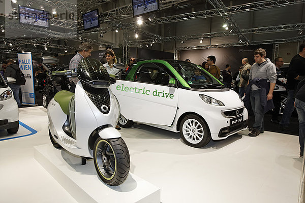 Elektroauto Smart Electric Drive mit Escooter auf der Vienna Autoshow 2012  Automesse  Wien  Österreich  Europa