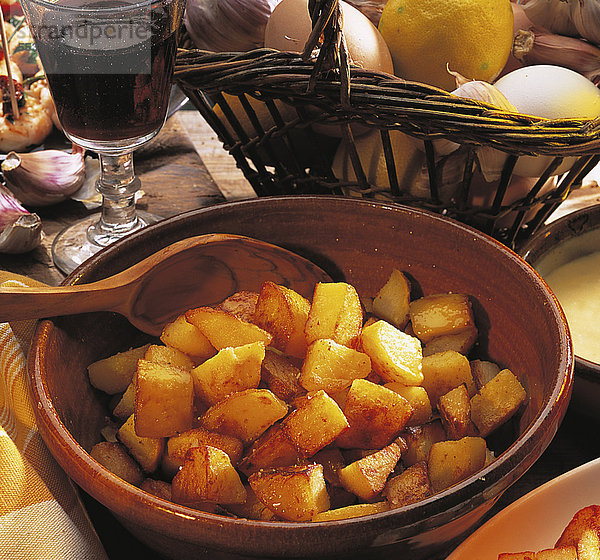 Patatas bravas  knusprig gebratene Kartoffelstückchen mit Knoblauchmayonniase serviert  Spanien  Rezept gegen Gebühr erhältlich