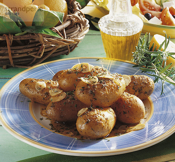 Zitronen-Knoblauch-Kartoffeln  kleine Kartoffeln in Olivenöl angebraten  in Brühe geschmort  mit Zitrone und Knoblauch gewürzt  Griechenland  Rezept gegen Gebühr erhältlich