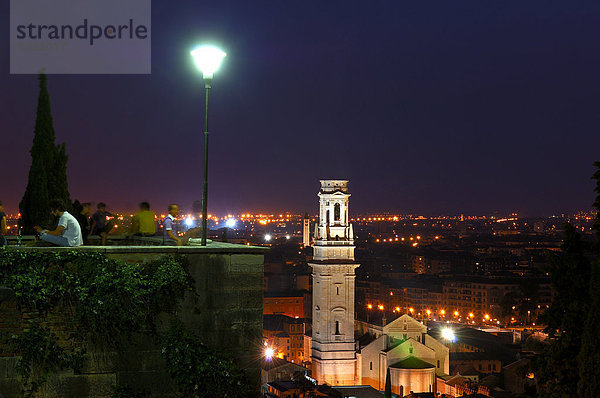 Dom Santa Maria Matricolare am Fluss Etsch bei Nacht  Verona  Venezien  Italien  Europa