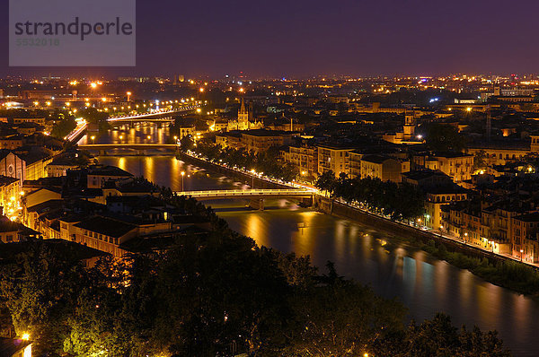 Verona und der Fluss Etsch bei Nacht  Venezien  Italien  Europa