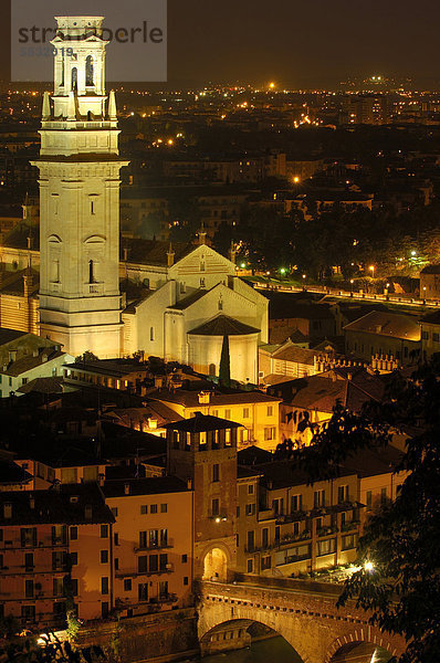 Dom Santa Maria Matricolare bei Nacht  Verona  Venezien  Italien  Europa