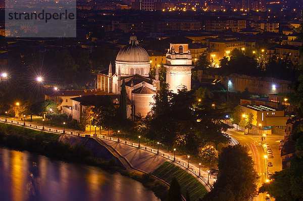 Die Kirche Sant Giorgio in Braida bei Nacht  am Fluss Etsch  Verona  Venezien  Italien  Europa