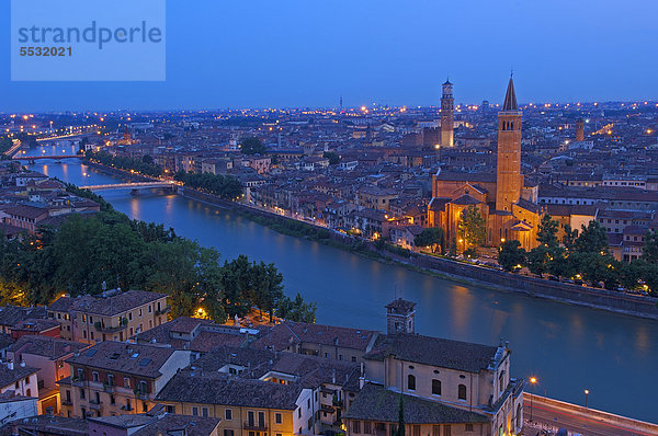 Die Kirche Santa Anastasia und der Turm Torre de Lamberti in der Dämmerung  am Fluss Etsch  Verona  Venezien  Italien  Europa