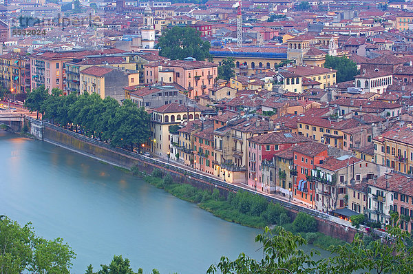Verona und der Fluss Etsch in der Abenddämmerung  Venezien  Italien  Europa