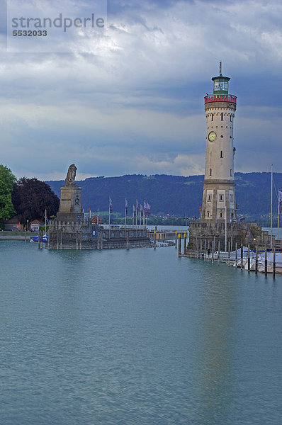 Fischereihafen Fischerhafen Löwe Panthera leo Europa Eingang Leuchtturm Bodensee Bayern bayerisch Deutschland Lindau