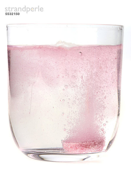 Vitamin C Brausetablette löst sich in Wasser auf