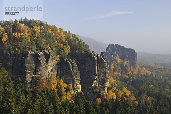 Herbstlandschaft im Elbsandsteingebirge  Sächsische Schweiz  Sachsen  Deutschland  Europa