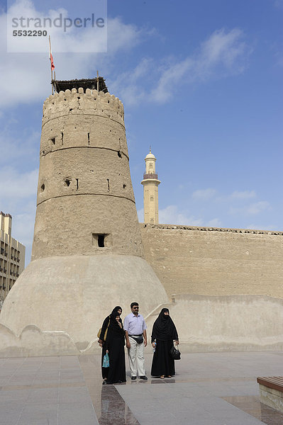 Araber mit seinen Frauen vor dem Turm des Fort in Dubai  Dubai Museum  Vereinigte Arabische Emirate  Arabien  Arabische Halbinsel