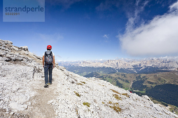 Bergsteiger beim Klettersteig Boeseekofel  hinten Fanesgruppe und Heiligkreuzkofelgruppe  Dolomiten  Südtirol  Italien  Europa