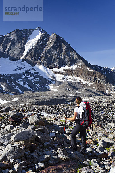 Wanderin beim Aufstieg zur Tschenglser Hochwand oberhalb der Düsseldorfhütte in Sulden  hinten die Vertainspitze  Südtirol  Italien  Europa