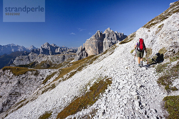 Wanderer beim Aufstieg zum Paternkofel  hier unterhalb vom Büllelejoch  hinten die Cadinigruppe  Hochpustertal  Sexten  Dolomiten  Südtirol  Italien  Europa