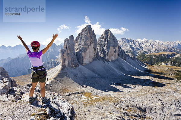 Kletterer auf dem Paternkofel mit Blick auf die Drei Zinnen  hinten der Monte Cristallo  Hochpustertal  Sexten  Dolomiten  Südtirol  Italien  Europa