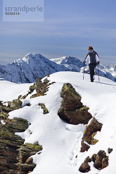 Wanderin auf der Röthenspitz oberhalb vom Penser Joch  Sarntal  Südtirol  Italien  Europa
