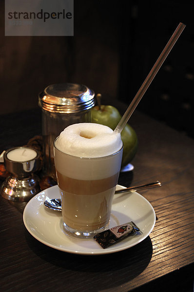 Latte macchiato mit Strohhalm in einem Glas in einem CafÈ in Coburg  Oberfranken  Bayern  Deutschland  Europa