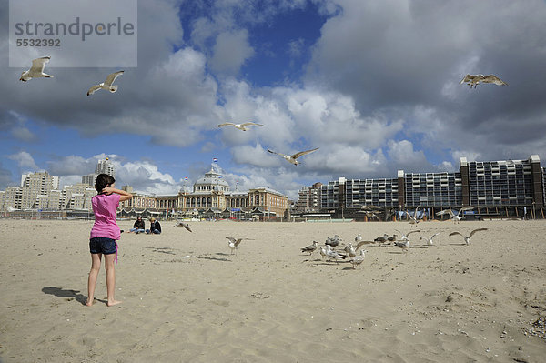 Frau und Möwen am Strand von Scheveningen  Den Haag  niederländische Nordseeküste  Holland  Niederlande  Benelux  Europa