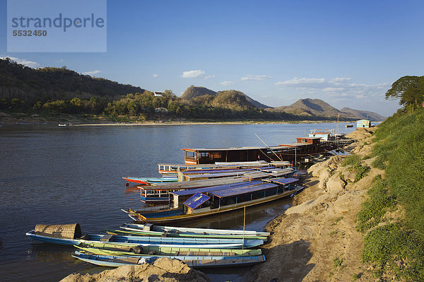 Flussboote auf dem Mekong Fluss  Luang Prabang  Laos  Indochina  Asien