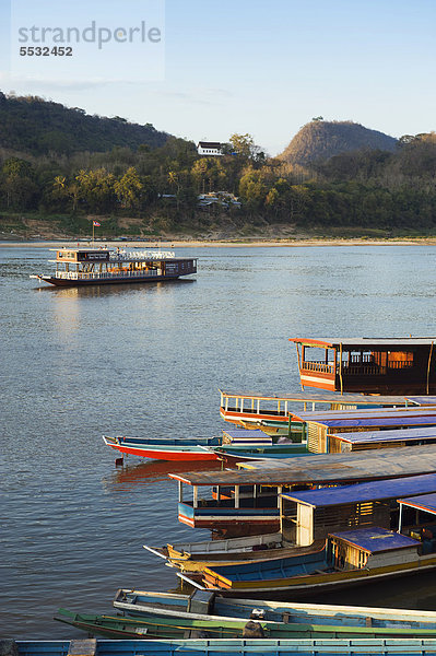 Flussboote auf dem Mekong Fluss  Luang Prabang  Laos  Indochina  Asien