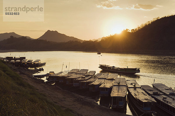 Flussboote auf dem Mekong Fluss bei Sonnenuntergang  Luang Prabang  Laos  Indochina  Asien