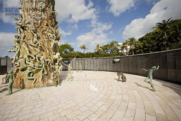 The Holocaust Memorial Miami Beach mit der Skulptur The Sculpture of Love and Anguish  Miami  Florida  USA