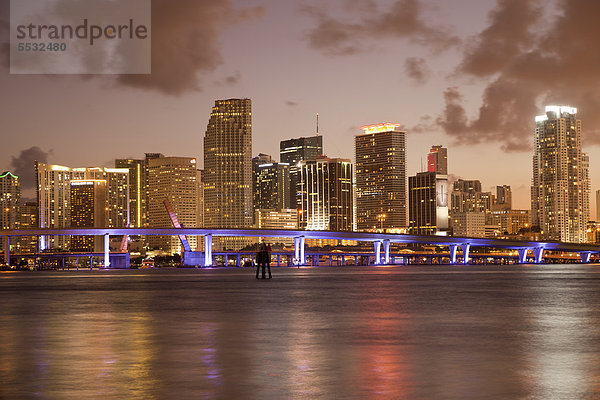 Vereinigte Staaten von Amerika USA Skyline Skylines beleuchtet Innenstadt Florida Miami