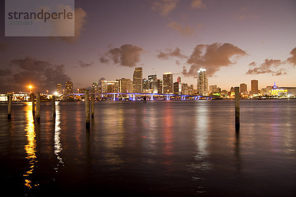 Vereinigte Staaten von Amerika USA Skyline Skylines beleuchtet Innenstadt Florida Miami