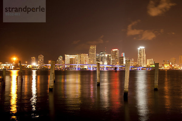 Vereinigte Staaten von Amerika USA Skyline Skylines beleuchtet Innenstadt Florida Miami