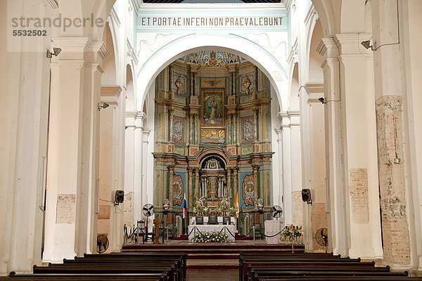 Altar der Kathedrale in der Altstadt Casco Viejo  Panama Stadt  Panama  Mittelamerika