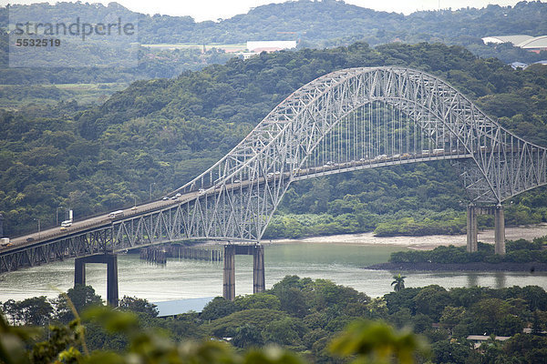 Die Puente de las AmÈricas  die Brücke der Amerikas  eine Bogenbrücke über den Panamakanal in Panama Stadt  Panama  Mittelamerika