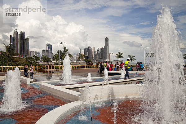 Skyline Skylines Springbrunnen Brunnen Fontäne Fontänen Großstadt Mittelamerika Renovierung Ufer Panama