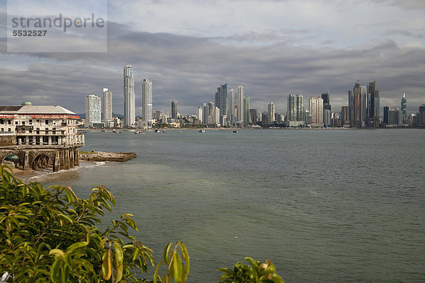 Wohnhaus Großstadt frontal Mittelamerika schäbig alt Panama