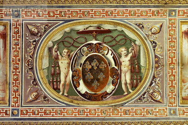 Deckenfresko  Kardinalswappen des Alessandro Farnese  späterer Papst Paul III.  Eingangshalle Palazzo in Fortezza  Villa Farnese  Caprarola  Latium  Italien  Europa