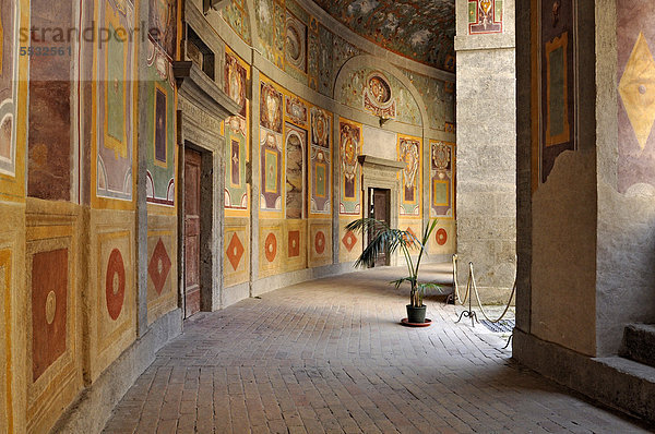 Loggiengang des zentralen Innenhofs  Palazzo in Fortezza  Villa Farnese  Caprarola  Latium  Italien  Europa