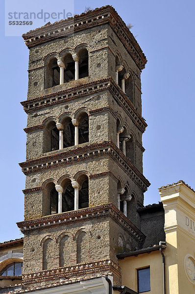 Romanischer Glockenturm  Campanile  13. Jh.  Kirche Chiesa di San Paolo Apostolo  Bergstädtchen Genazzano  Latium  Italien  Europa