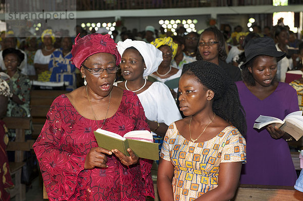 Frauen beim Sonntagsgottesdienst der Presbyterian Church  Lime  Kamerun  Afrika