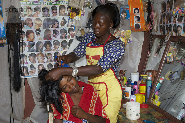 Friseurin und Kundin in einem Friseursalon  Bamenda  Kamerun  Afrika