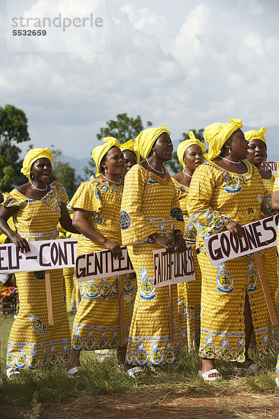 Frauen bei Tanz- und Musikveranstaltung  CWF  Christian Women's Fellowship  Kamerun  Afrika
