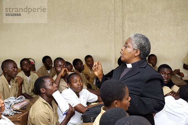 Pastorin unterrichtet in einer Klasse einer Sekundarschule  Bamenda  Kamerun  Afrika