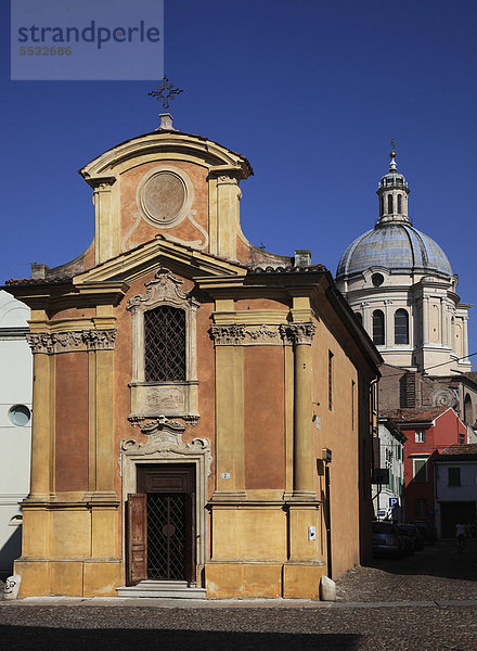 Chiesa della Madonna del Terremoto  hinten die Kuppel des Doms  Mantua  Mantova  Lombardei  Italien  Europa