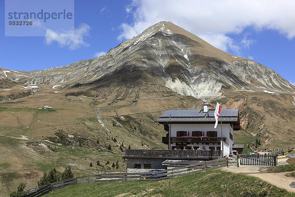 Hütte auf der Kirchsteiger Alm bei Meran  Südtirol  Italien  Europa