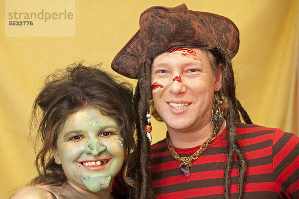 Junges Paar verkleidet als Hexe und Pirat