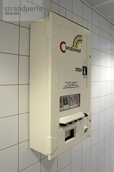 Kondomat  Kondom-Automat in der Herrentoilette am Flughafen München  München  Bayern  Deutschland  Europa
