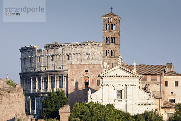 Kolosseum hinter dem Glockenturm von Santa Francesca Romana im Abendlicht  Rom  Italien  Europa