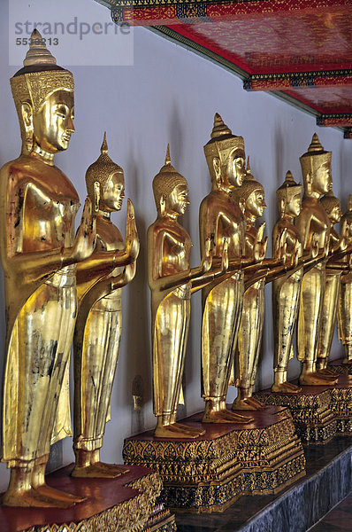 Vergoldete stehende Buddhastatuen  Abhahya-mudra  Buddha gibt Schutz und Frieden  Geste der Furchtlosigkeit oder Schutzgewährung  Wat Pho  Bangkok  Thailand  Asien  ÖffentlicherGrund