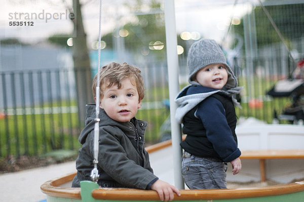 Kleinkinder spielen auf dem Spielplatz