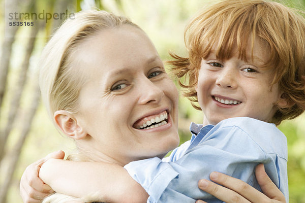 Mutter und Sohn umarmend  Portrait